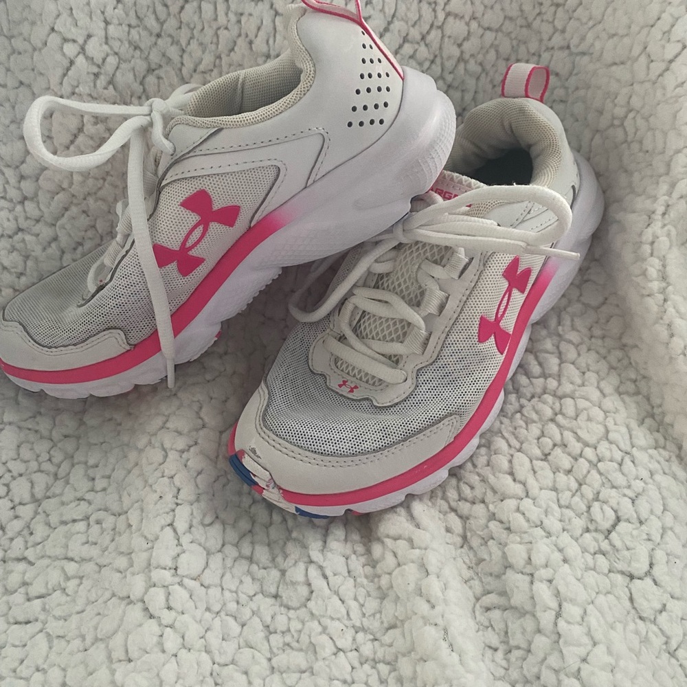Like new under armour sneakers 1 small little mark seen in pic.